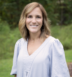 አማንዳ ካልሆን፣ ዋና ዳይሬክተር እና የ FEAT ተባባሪ መስራች